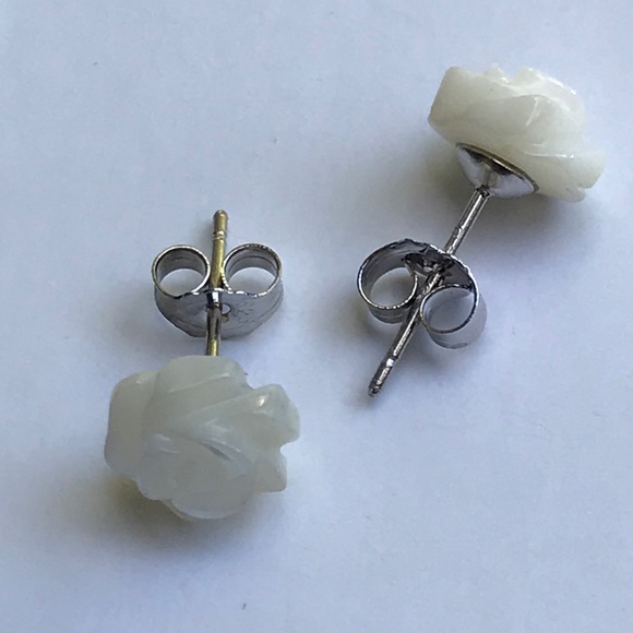 New! White Rose Stud Earrings - Picture 4 of 6